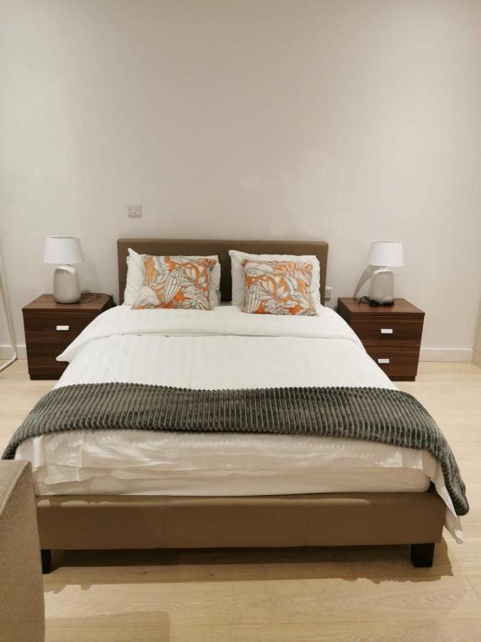 Comfy 1 Bed Studio 1 Minute From Train Station Apartment ลอนดอน ภายนอก รูปภาพ