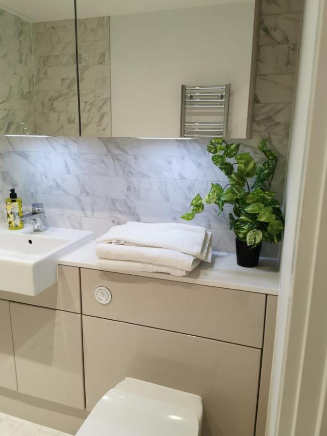 Comfy 1 Bed Studio 1 Minute From Train Station Apartment ลอนดอน ภายนอก รูปภาพ