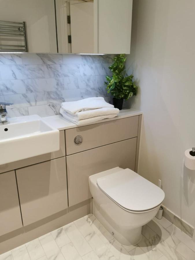 Comfy 1 Bed Studio 1 Minute From Train Station Apartment ลอนดอน ภายนอก รูปภาพ